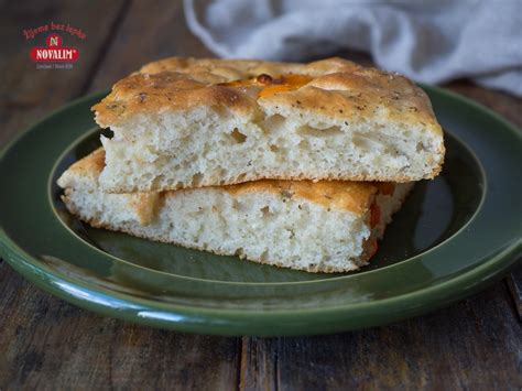 Focaccia pripravená na pečenie s olivovým olejom a bylinkami