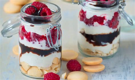 Vrstvený dezert s kakaovým základom, krémom a čokoládovou polevou