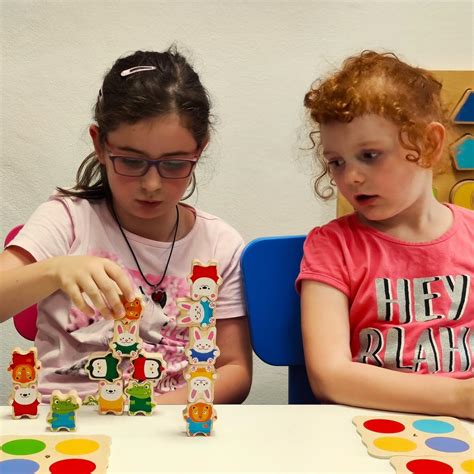 deti pri hre s plastelínou