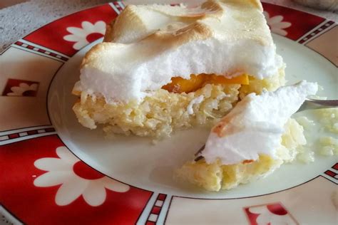 Hotový ryžový nákyp s ovocím a snehom