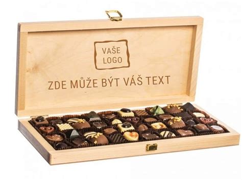 Žena otvárajúca luxusnú truhlicu s čokoládovými pralinkami