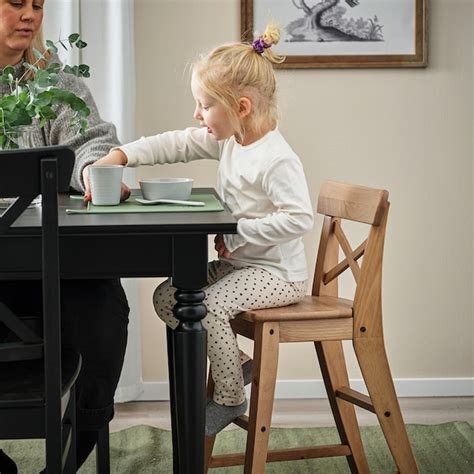 Dieťa pri jedálenskom stole s rodinou