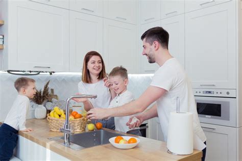 Dieťa pomáha rodičom v kuchyni