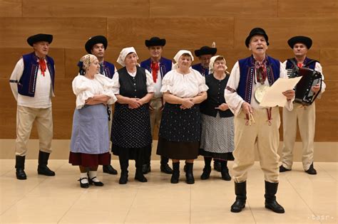 Členovia Divadelného súboru Máj Černová počas skúšky