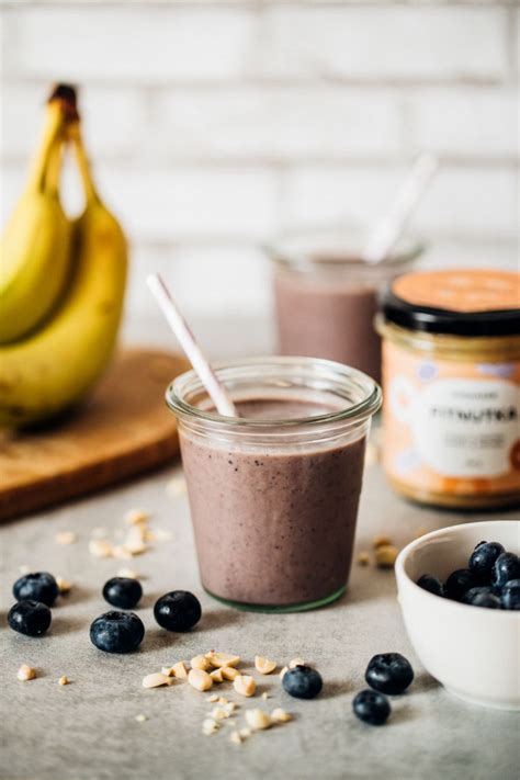 Banánovo-čučoriedkové smoothie v pohári
