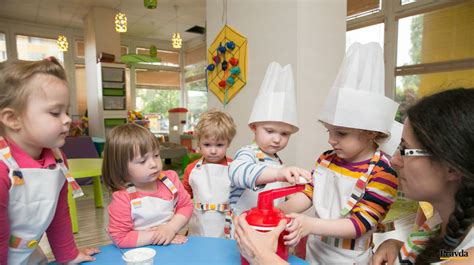 Šikovné deti pomáhajú pri pečení piškót