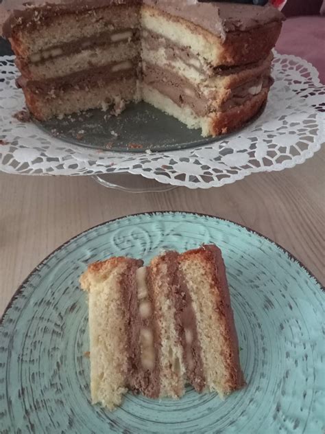 Rôzne druhy tort pripravené z piškótového cesta