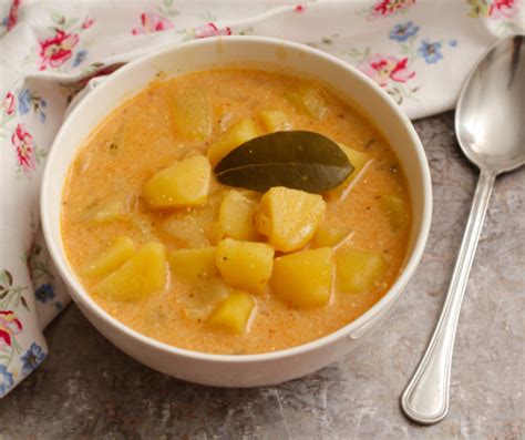 Hotová zemiaková gulášová polievka pripravená na servírovanie