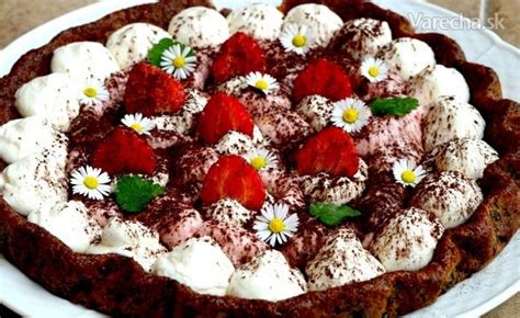 Detail nepečená torta s jahodovou penou a čokoládovým zdobením