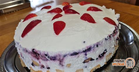Vrstvenie nepečená torta s jahodami