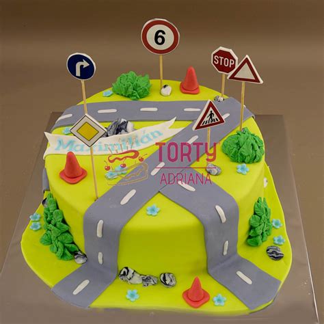 Torta v tvare cesty s dopravnými značkami