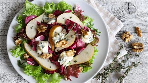 Ovocný šalát s hruškami a syrom