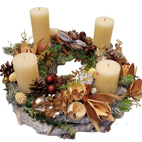 Adventný veniec s horiacimi sviečkami