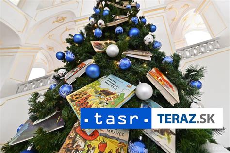 Historický vianočný stromček zdobený sklenenými guľami