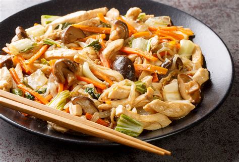 Ilustrácia pripraveného jedla Chop Suey na tanieri