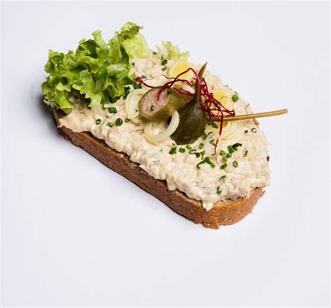 Chlieb s nátierkou a zeleninou