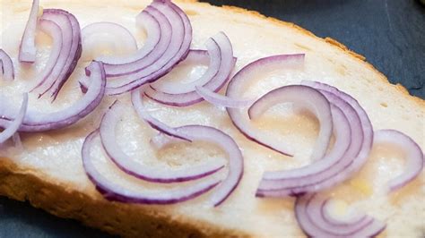 Chlieb s cibuľkou a čili