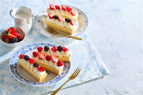 Ilustrácia koláča so šľahačkou a ovocím