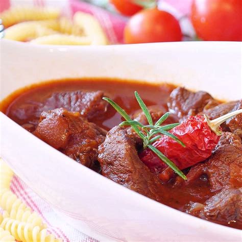 Servírovanie hovädzieho gulášu