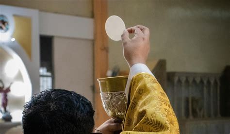 Symbolické znázornenie chleba a vína pri eucharistii