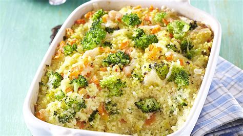 Hotový brokolicový nákyp v zapekacej mise