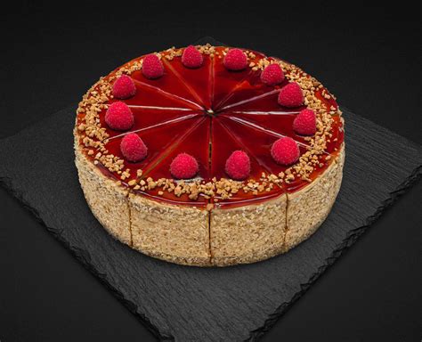 Vrstvenie torty s malinami