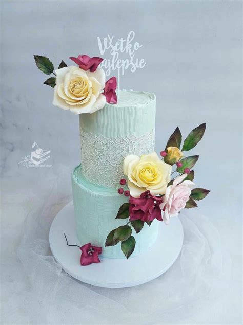 Jemná torta s kvetinovými motívmi