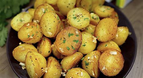 Varené zemiaky s hráškom a maslom