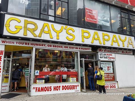 Hot dog z Gray's Papaya