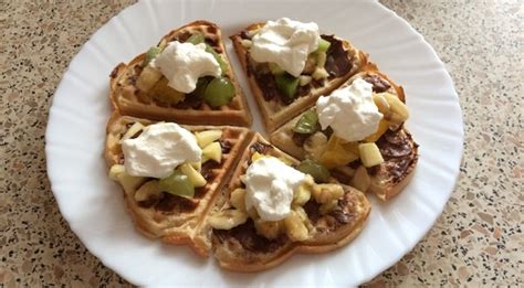 Vafle s ovocím a šľahačkou