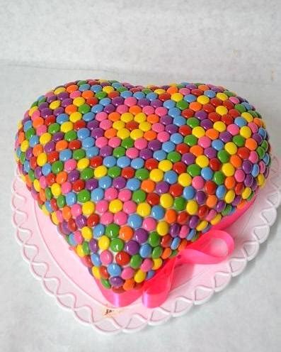 Zdobenie torty lentilkami