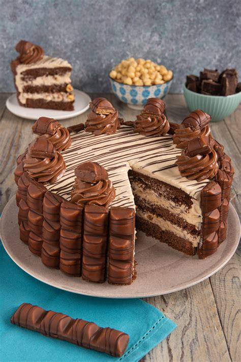 Kinder torta ozdobená Kinder čokoládkami