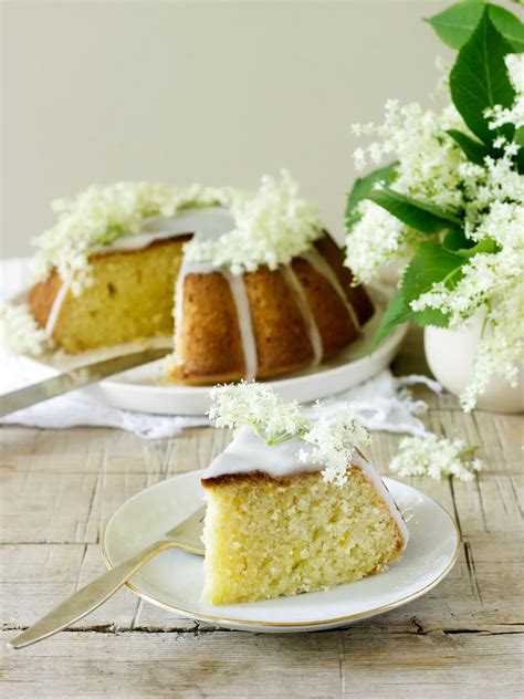 Fľaše s domácim bazovým sirupom