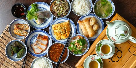Tradičné vietnamské stolovanie s viacerými jedlami naraz