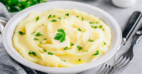 príloha k rezňom - zemiaková kaša a šalát