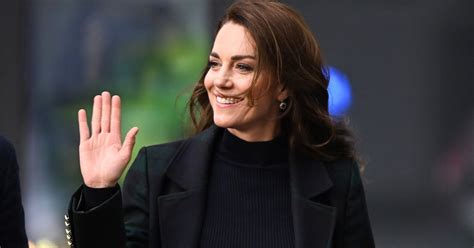 Obrázok ženy s príjemným úsmevom a profesionálnym vystupovaním