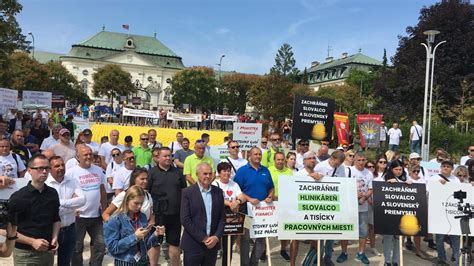 Fotografia z protestu učiteľov pred Úradom vlády SR