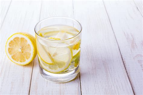 Pohár bazovej limonády s citrónom a mätou