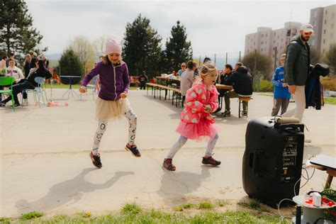 Deti sa hrajú vo vodnom parku