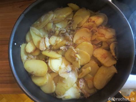 Zemiaky s klíčkami a zelenými časťami