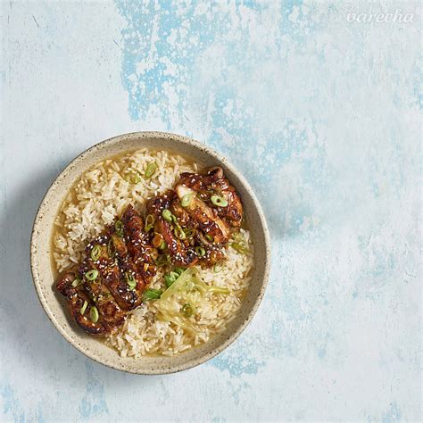 Ilustračná fotografia jedla s medovou omáčkou a ryžou