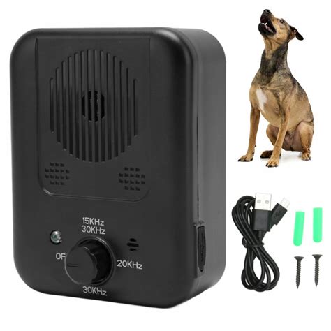 Ultrazvukový repelent pripnutý na obojku psa