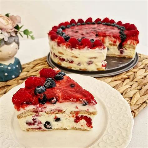 dokončená nepečená tvarohová torta s ovocím