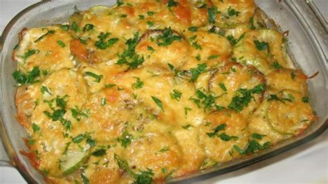 Hotové, naporcované lasagne posypané syrom a petržlenovou vňaťou