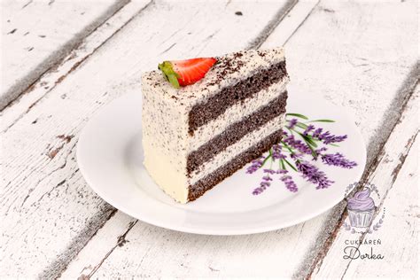 servírovaná maková torta s ovocím