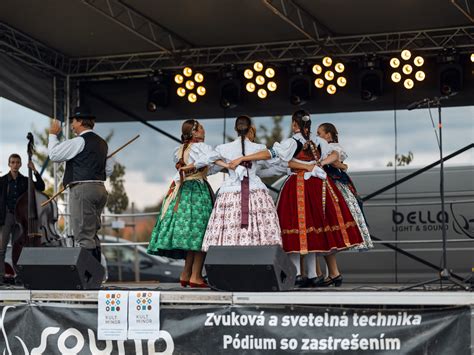 Rozmanitosť repertoáru Folklórneho súboru Rozsutec