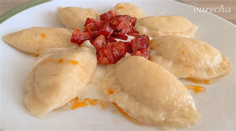 ruky tvarujúce pirohy