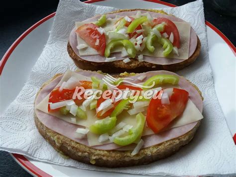 Estetická fotografia sendviča z celozrnného chleba s čerstvou zeleninou a proteínom
