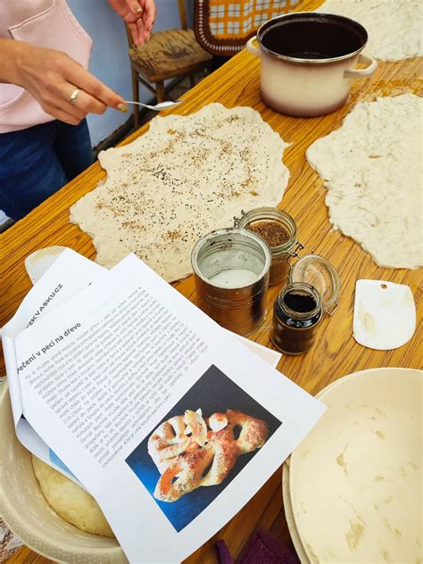 Ilustrácia tradičného pečenia chleba v peci