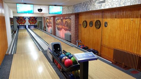 Bowlingové dráhy s ľuďmi hrajúcimi bowling